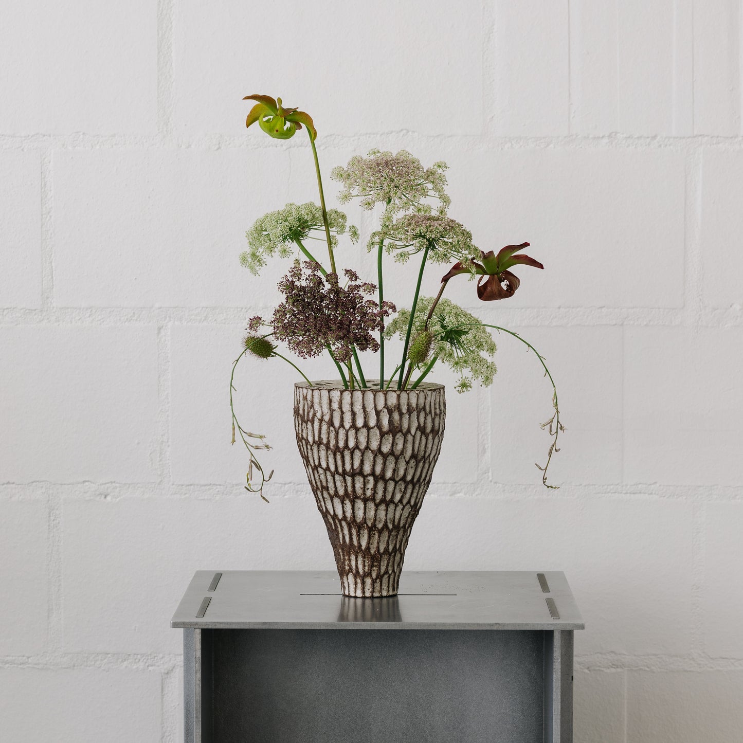 Ren Vase - cacao/white