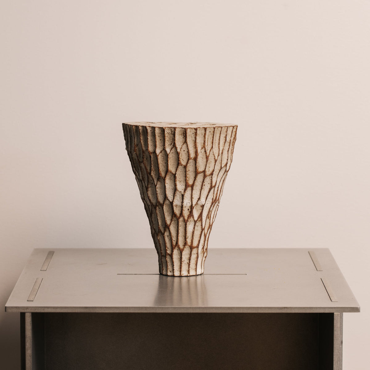 Ren Vase - Cacao/White
