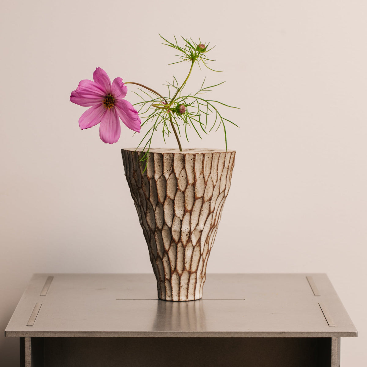 Ren Vase - Cacao/White