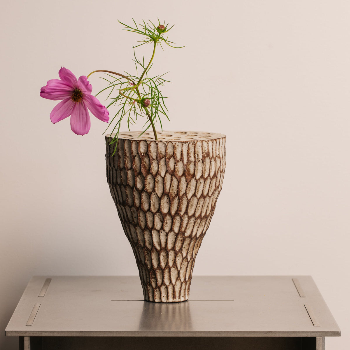 Ren Vase - Cacao/White