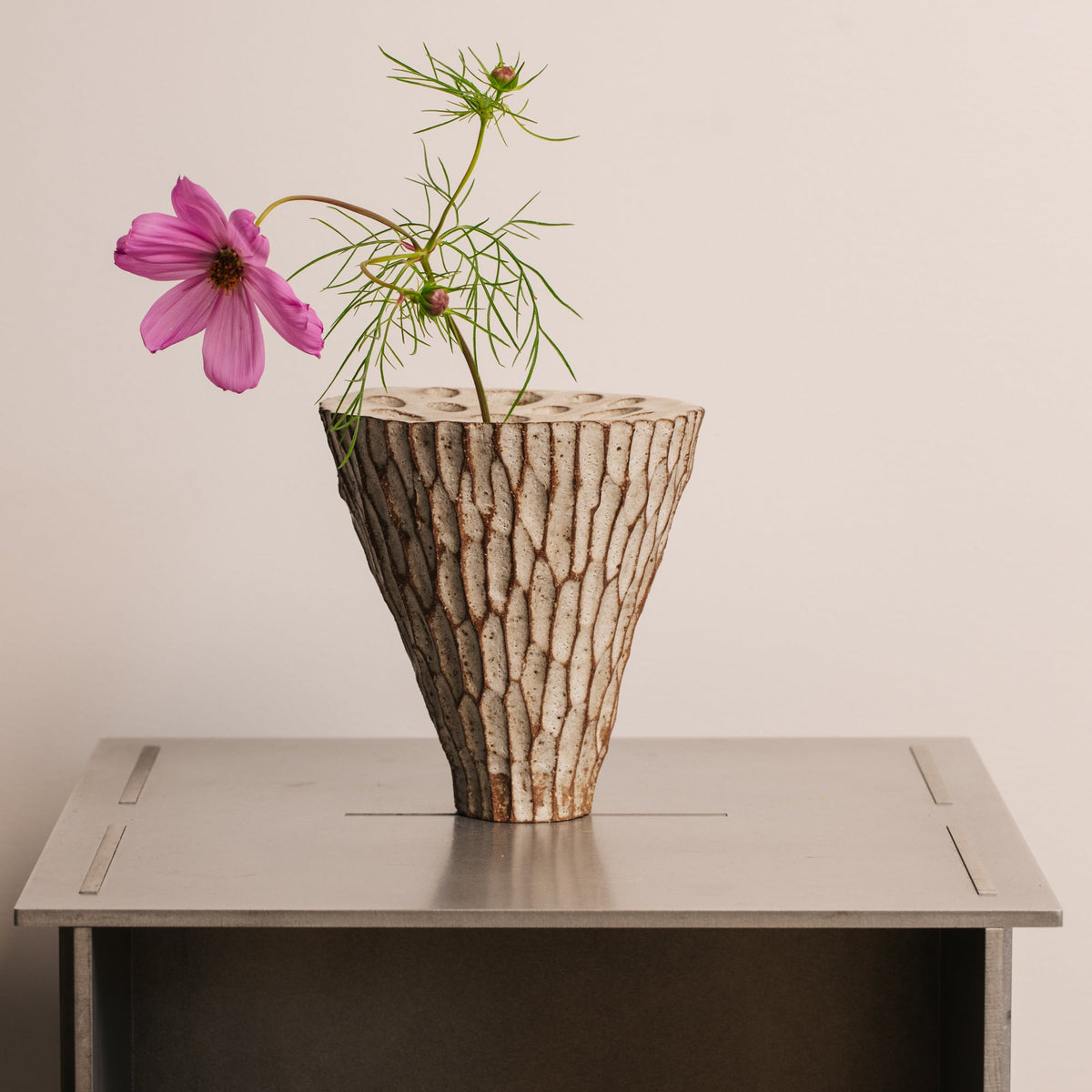 Ren Vase - Cacao/White
